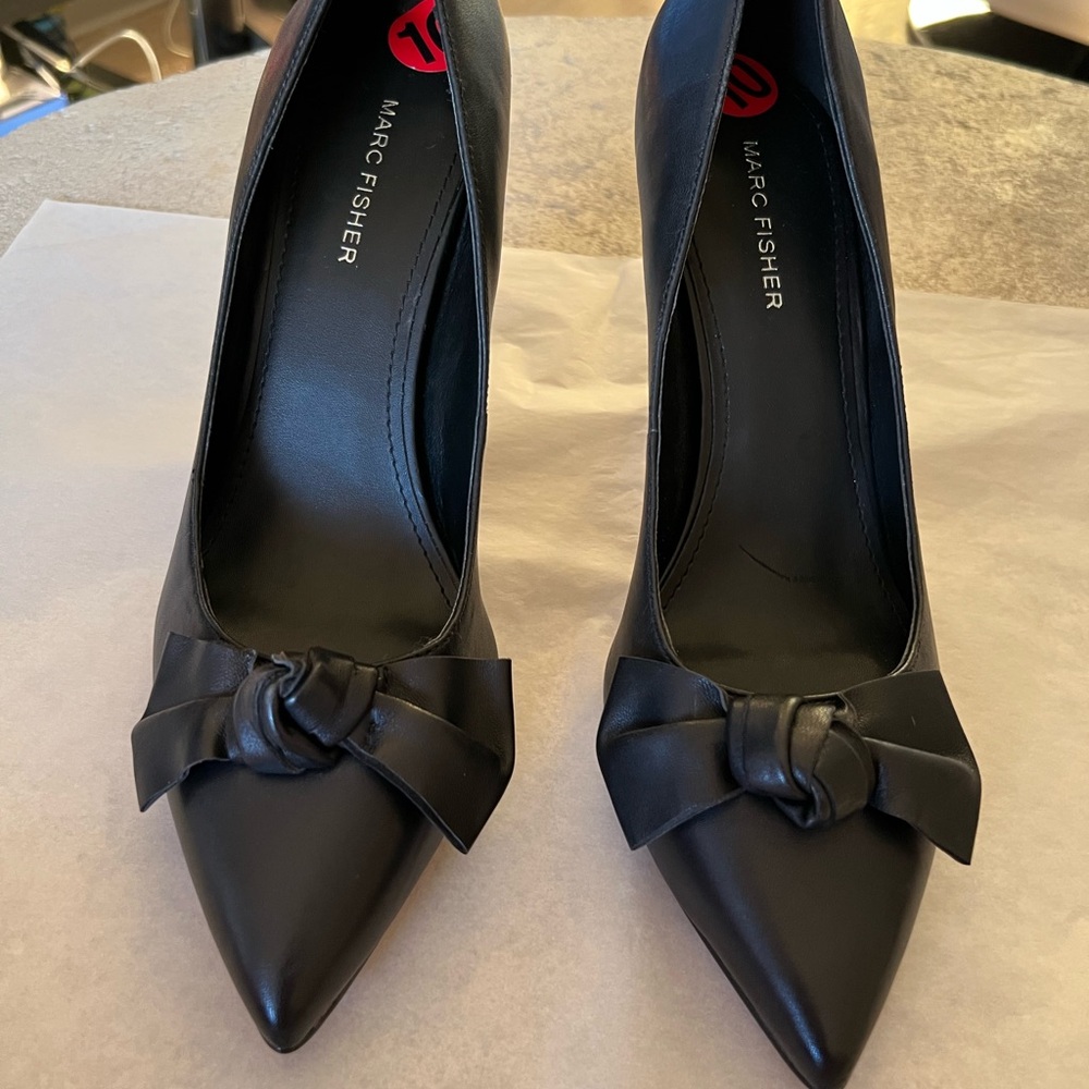 Marc Fisher Black Smooth LeatherPointed Heels with Bow In A Size 10 Medium.